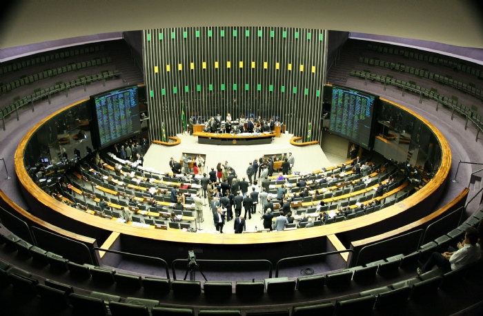 Fusões, incorporações e perdas de representação deixam Câmara menos pulverizada